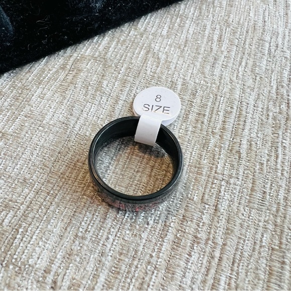 🌹New! Men’s Black Dragon Patterned Ring w Red Inlay Size 8 - Picture 5 of 6